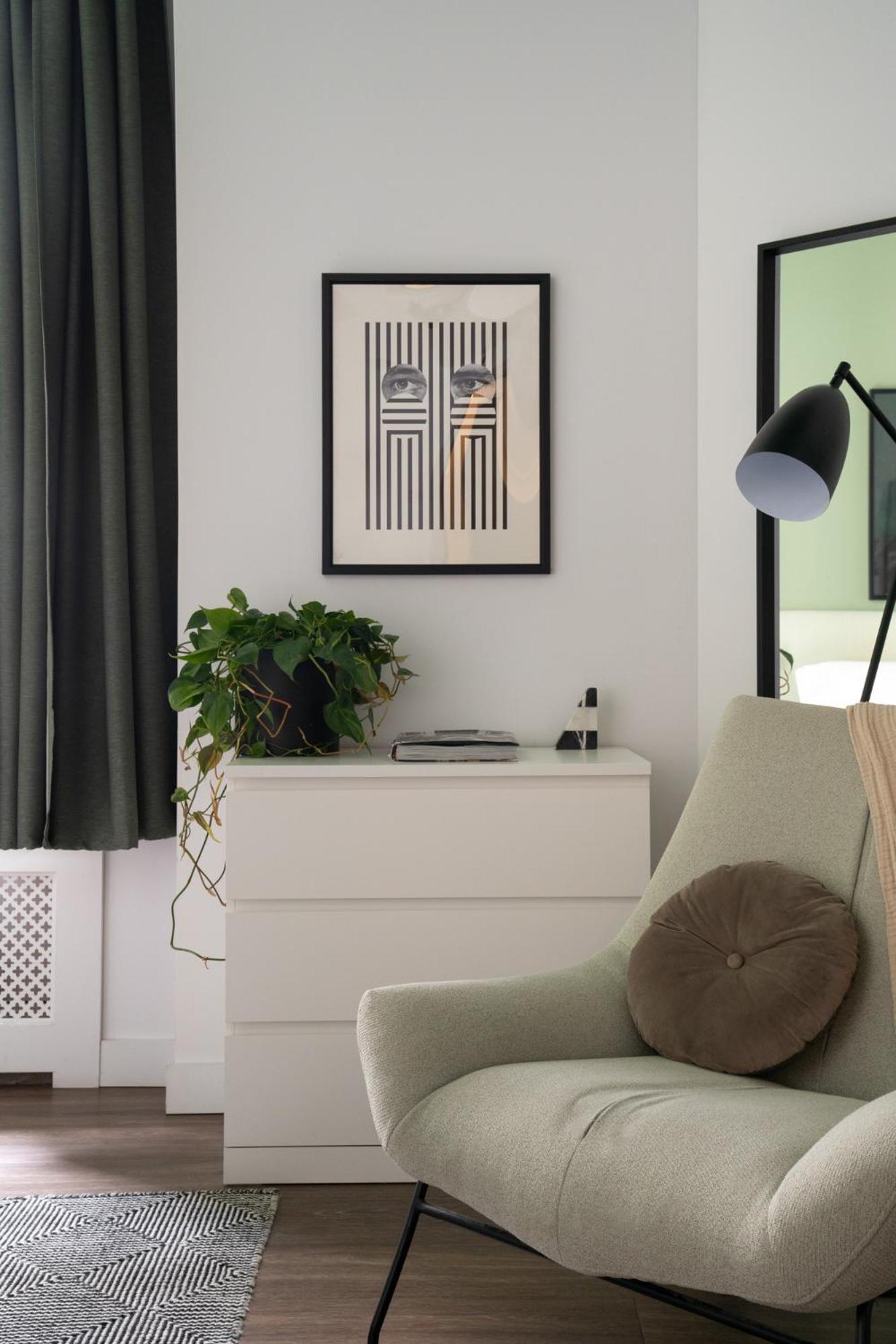 Room 201,1663779990:JPEG